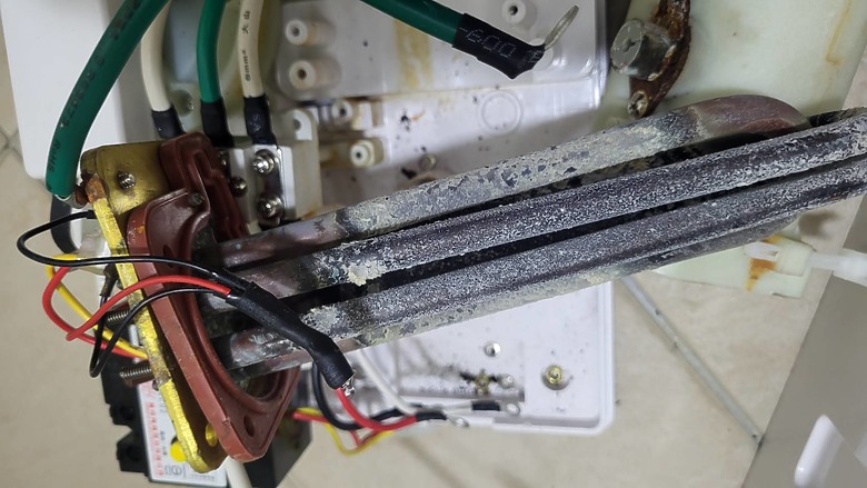 瞬熱熱水器漏電開關一直跳 該修還是換一台