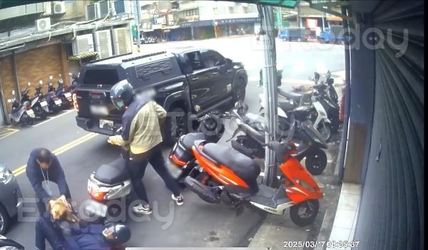 台北市同一隻比特犬「自開車窗」撲咬騎士,飼主疑似找議員出面「喬」。