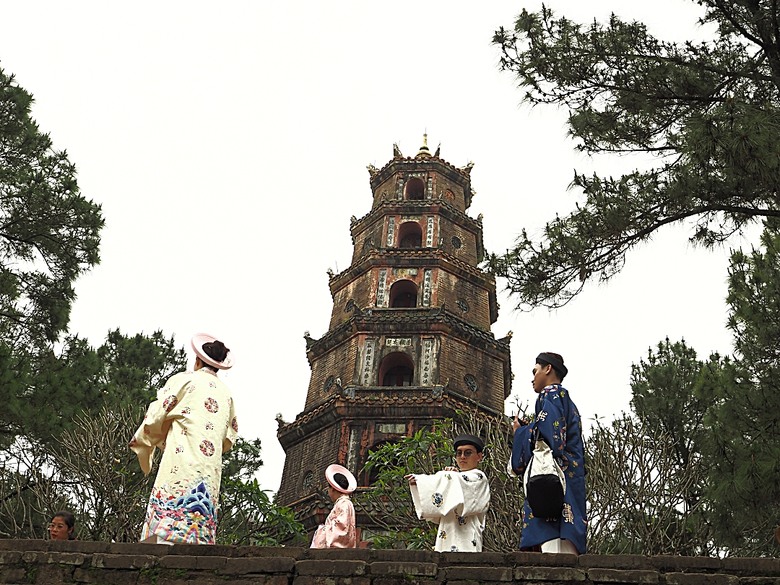 順化皇城(Kinh thành Huế)、啟定皇陵(Lăng Khải Định)、靈姥寺(天姥寺) (Chùa Thiên Mụ)、線香民俗文化村(Incense Village)、皇帝宮廷宴,附掛峴港 AU LAC BEACH海鮮餐廳 — 2025年越南峴港、會安、美山、順化、巴拿山太陽世界六日歷史文化及遊樂園之旅 第五回