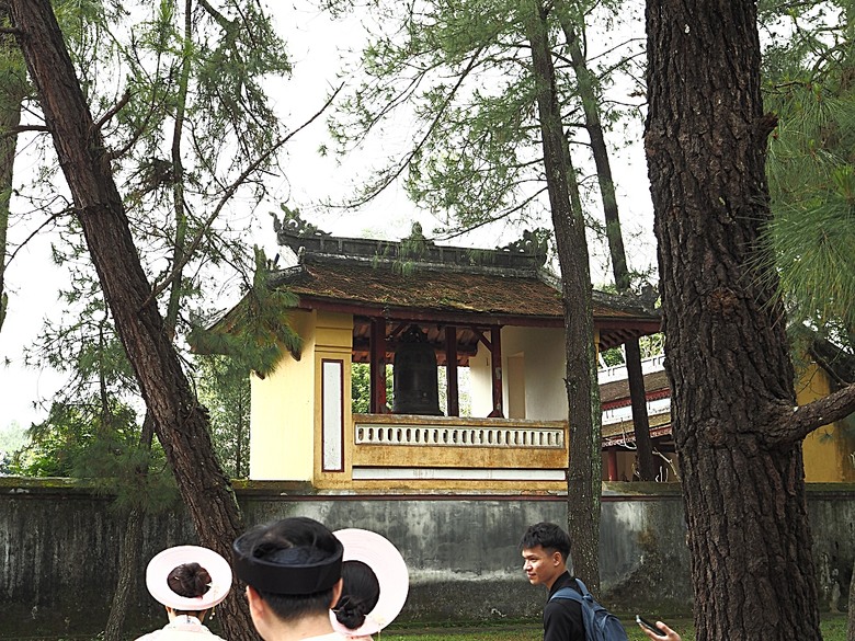 順化皇城(Kinh thành Huế)、啟定皇陵(Lăng Khải Định)、靈姥寺(天姥寺) (Chùa Thiên Mụ)、線香民俗文化村(Incense Village)、皇帝宮廷宴,附掛峴港 AU LAC BEACH海鮮餐廳 — 2025年越南峴港、會安、美山、順化、巴拿山太陽世界六日歷史文化及遊樂園之旅 第五回