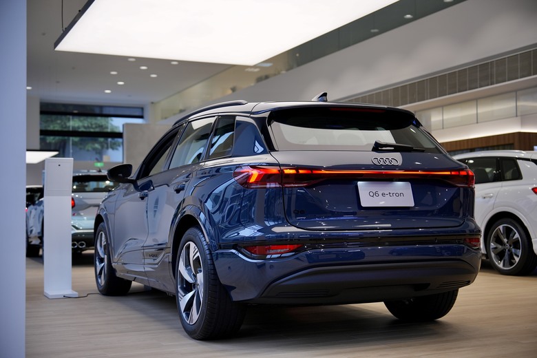 實車分享｜全新上市 𝐀𝐮𝐝𝐢 𝐐𝟔 𝐞-𝐭𝐫𝐨𝐧｜正式進駐