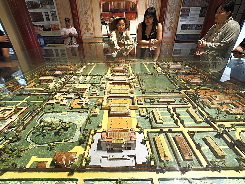 順化皇城(Kinh thành Huế)、啟定皇陵(Lăng Khải Định)、靈姥寺(天姥寺) (Chùa Thiên Mụ)、線香民俗文化村(Incense Village)、皇帝宮廷宴,附掛峴港 AU LAC BEACH海鮮餐廳 — 2025年越南峴港、會安、美山、順化、巴拿山太陽世界六日歷史文化及遊樂園之旅 第五回