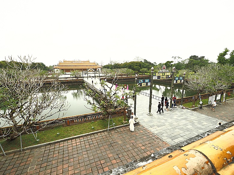順化皇城(Kinh thành Huế)、啟定皇陵(Lăng Khải Định)、靈姥寺(天姥寺) (Chùa Thiên Mụ)、線香民俗文化村(Incense Village)、皇帝宮廷宴,附掛峴港 AU LAC BEACH海鮮餐廳 — 2025年越南峴港、會安、美山、順化、巴拿山太陽世界六日歷史文化及遊樂園之旅 第五回