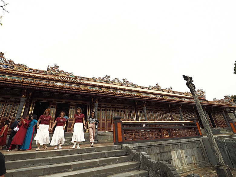 順化皇城(Kinh thành Huế)、啟定皇陵(Lăng Khải Định)、靈姥寺(天姥寺) (Chùa Thiên Mụ)、線香民俗文化村(Incense Village)、皇帝宮廷宴,附掛峴港 AU LAC BEACH海鮮餐廳 — 2025年越南峴港、會安、美山、順化、巴拿山太陽世界六日歷史文化及遊樂園之旅 第五回