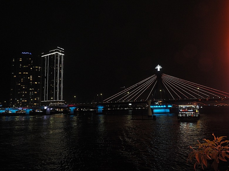 峴港市區 峴港大教堂、峴港博物館、漢市場、SOAN HA換匯、BANH MI越南法國麵包(午餐)、Banh Xeo Ba Tuyet (晚餐) 、SPA和按摩、My Xuan Cruise 遊輪夜遊峴港瀚江、龍橋噴火與山茶夜市、GO! Đà Nẵng量販店 — 2025年越南峴港、會安、美山、順化、巴拿山太陽世界六日歷史文化及遊樂園之旅 第七回