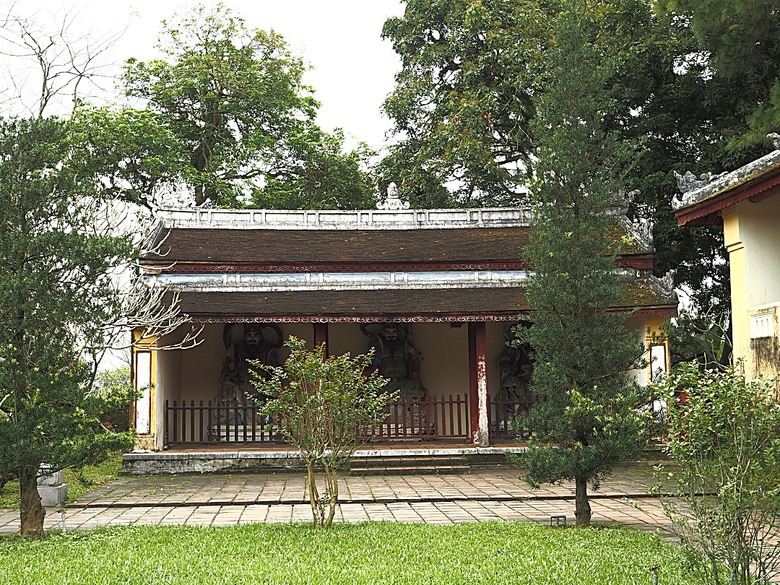 順化皇城(Kinh thành Huế)、啟定皇陵(Lăng Khải Định)、靈姥寺(天姥寺) (Chùa Thiên Mụ)、線香民俗文化村(Incense Village)、皇帝宮廷宴，附掛峴港 AU LAC BEACH海鮮餐廳 — 2025年越南峴港、會安、美山、順化、巴拿山太陽世界六日歷史文化及遊樂園之旅 第五回