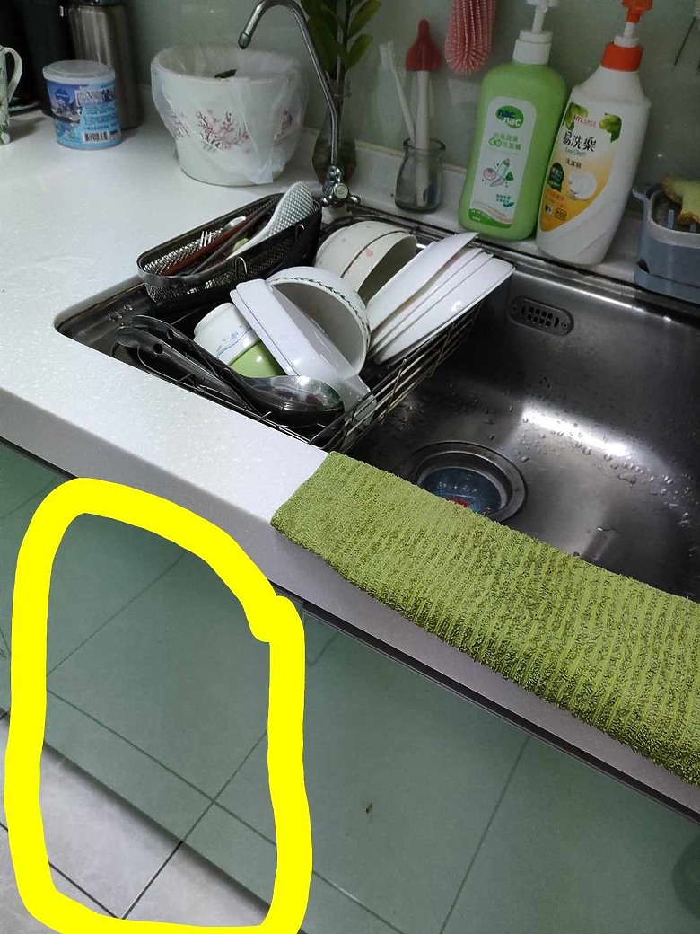 請教專家達人這是瓦斯爐漏水?還是廚房流離台漏水?