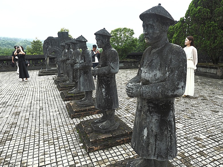 順化皇城(Kinh thành Huế)、啟定皇陵(Lăng Khải Định)、靈姥寺(天姥寺) (Chùa Thiên Mụ)、線香民俗文化村(Incense Village)、皇帝宮廷宴,附掛峴港 AU LAC BEACH海鮮餐廳 — 2025年越南峴港、會安、美山、順化、巴拿山太陽世界六日歷史文化及遊樂園之旅 第五回