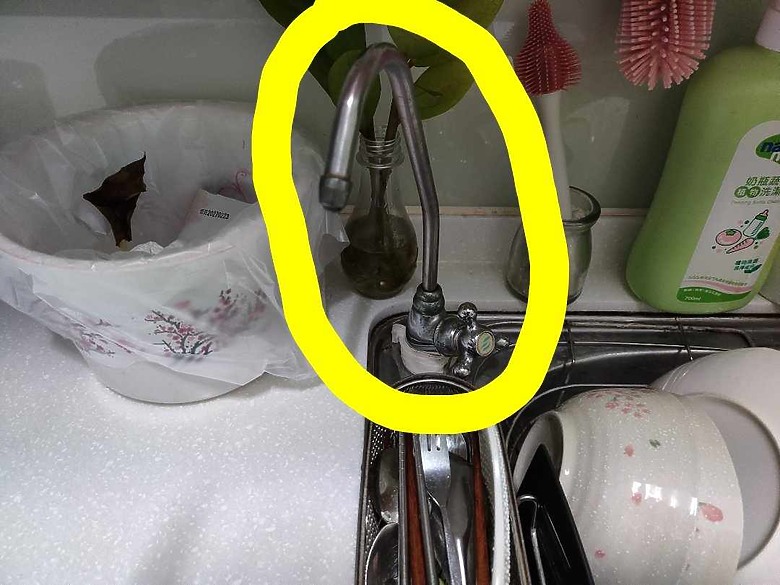請教專家達人這是瓦斯爐漏水?還是廚房流離台漏水?
