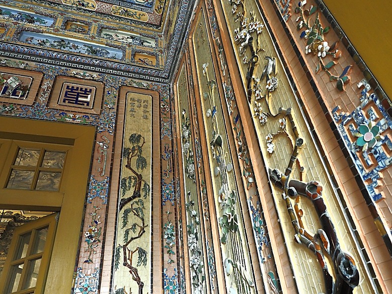 順化皇城(Kinh thành Huế)、啟定皇陵(Lăng Khải Định)、靈姥寺(天姥寺) (Chùa Thiên Mụ)、線香民俗文化村(Incense Village)、皇帝宮廷宴，附掛峴港 AU LAC BEACH海鮮餐廳 — 2025年越南峴港、會安、美山、順化、巴拿山太陽世界六日歷史文化及遊樂園之旅 第五回