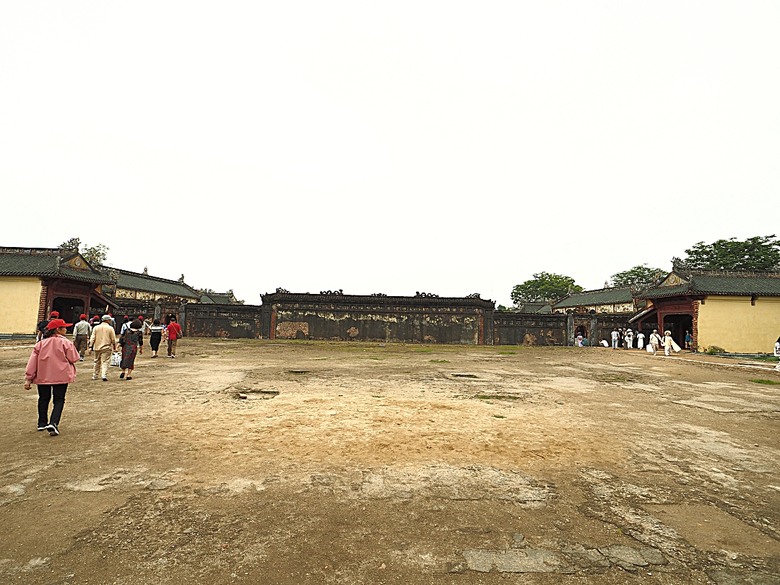 順化皇城(Kinh thành Huế)、啟定皇陵(Lăng Khải Định)、靈姥寺(天姥寺) (Chùa Thiên Mụ)、線香民俗文化村(Incense Village)、皇帝宮廷宴,附掛峴港 AU LAC BEACH海鮮餐廳 — 2025年越南峴港、會安、美山、順化、巴拿山太陽世界六日歷史文化及遊樂園之旅 第五回