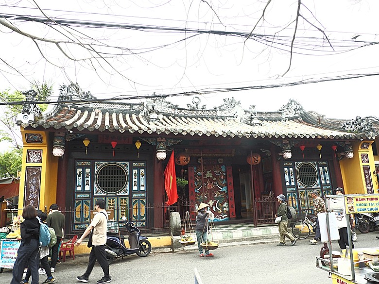 會安古鎮 (來遠橋、Faifo Coffee、華人會館群)、會安夜市、在地美食HOME Hoi An 餐廳、秋盆河乘船放水燈 — 2025年越南峴港、會安、美山、順化、巴拿山 — 聯合國世界文化遺產及遊樂園之六日悠遊 第一回