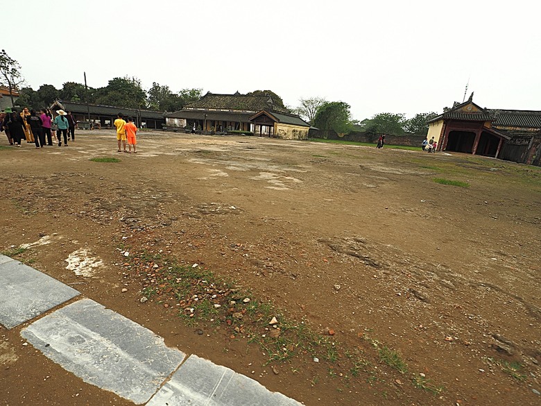 順化皇城(Kinh thành Huế)、啟定皇陵(Lăng Khải Định)、靈姥寺(天姥寺) (Chùa Thiên Mụ)、線香民俗文化村(Incense Village)、皇帝宮廷宴,附掛峴港 AU LAC BEACH海鮮餐廳 — 2025年越南峴港、會安、美山、順化、巴拿山太陽世界六日歷史文化及遊樂園之旅 第五回