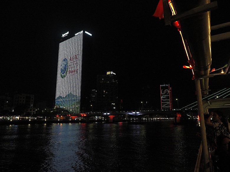 峴港市區 峴港大教堂、峴港博物館、漢市場、SOAN HA換匯、BANH MI越南法國麵包(午餐)、Banh Xeo Ba Tuyet (晚餐) 、SPA和按摩、My Xuan Cruise 遊輪夜遊峴港瀚江、龍橋噴火與山茶夜市、GO! Đà Nẵng量販店 — 2025年越南峴港、會安、美山、順化、巴拿山太陽世界六日歷史文化及遊樂園之旅 第七回