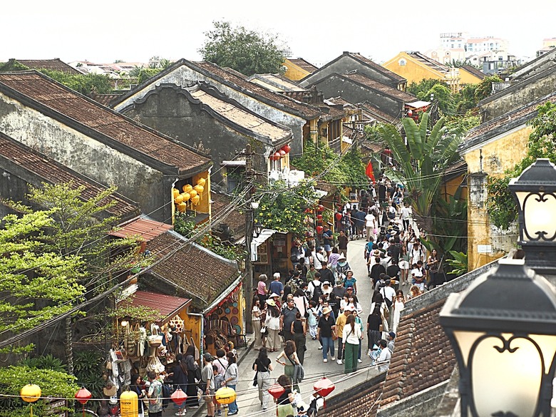 會安古鎮 (來遠橋、Faifo Coffee、華人會館群)、會安夜市、在地美食HOME Hoi An 餐廳、秋盆河乘船放水燈 — 2025年越南峴港、會安、美山、順化、巴拿山 — 聯合國世界文化遺產及遊樂園之六日悠遊 第一回