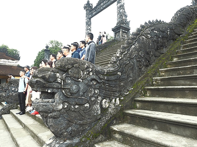順化皇城(Kinh thành Huế)、啟定皇陵(Lăng Khải Định)、靈姥寺(天姥寺) (Chùa Thiên Mụ)、線香民俗文化村(Incense Village)、皇帝宮廷宴,附掛峴港 AU LAC BEACH海鮮餐廳 — 2025年越南峴港、會安、美山、順化、巴拿山太陽世界六日歷史文化及遊樂園之旅 第五回