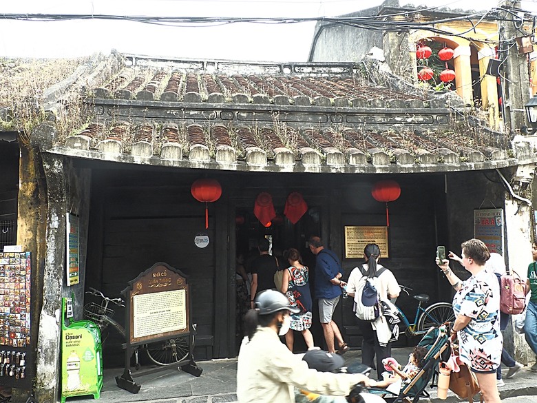 會安古鎮 (來遠橋、Faifo Coffee、華人會館群)、會安夜市、在地美食HOME Hoi An 餐廳、秋盆河乘船放水燈 — 2025年越南峴港、會安、美山、順化、巴拿山 — 聯合國世界文化遺產及遊樂園之六日悠遊 第一回