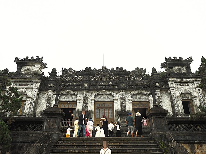 順化皇城(Kinh thành Huế)、啟定皇陵(Lăng Khải Định)、靈姥寺(天姥寺) (Chùa Thiên Mụ)、線香民俗文化村(Incense Village)、皇帝宮廷宴,附掛峴港 AU LAC BEACH海鮮餐廳 — 2025年越南峴港、會安、美山、順化、巴拿山太陽世界六日歷史文化及遊樂園之旅 第五回
