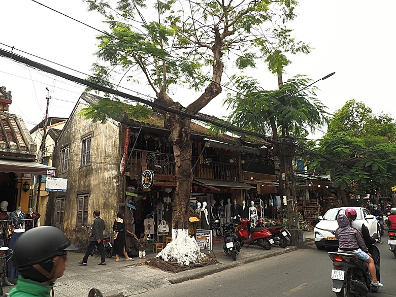 會安古鎮 (來遠橋、Faifo Coffee、華人會館群)、會安夜市、在地美食HOME Hoi An 餐廳、秋盆河乘船放水燈 — 2025年越南峴港、會安、美山、順化、巴拿山 — 聯合國世界文化遺產及遊樂園之六日悠遊 第一回