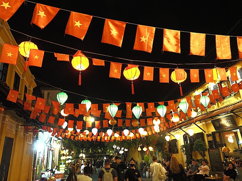 會安古鎮 (來遠橋、Faifo Coffee、華人會館群)、會安夜市、在地美食HOME Hoi An 餐廳、秋盆河乘船放水燈 — 2025年越南峴港、會安、美山、順化、巴拿山 — 聯合國世界文化遺產及遊樂園之六日悠遊 第一回