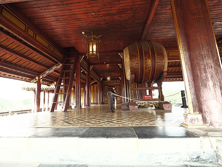 順化皇城(Kinh thành Huế)、啟定皇陵(Lăng Khải Định)、靈姥寺(天姥寺) (Chùa Thiên Mụ)、線香民俗文化村(Incense Village)、皇帝宮廷宴,附掛峴港 AU LAC BEACH海鮮餐廳 — 2025年越南峴港、會安、美山、順化、巴拿山太陽世界六日歷史文化及遊樂園之旅 第五回