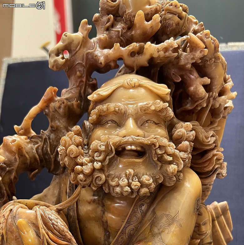 請問這座雕像是布袋和尚嗎？材質是什麼石？