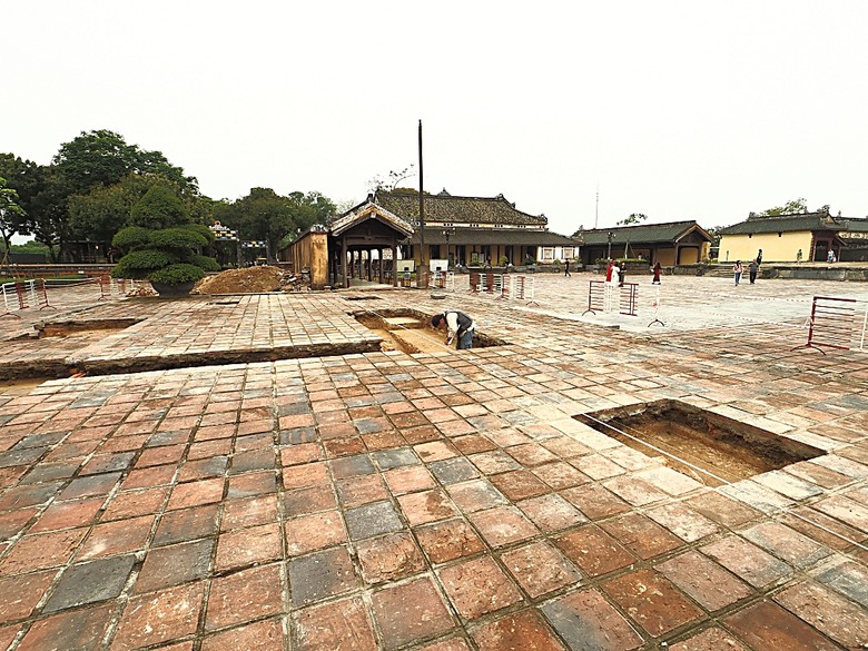 順化皇城(Kinh thành Huế)、啟定皇陵(Lăng Khải Định)、靈姥寺(天姥寺) (Chùa Thiên Mụ)、線香民俗文化村(Incense Village)、皇帝宮廷宴,附掛峴港 AU LAC BEACH海鮮餐廳 — 2025年越南峴港、會安、美山、順化、巴拿山太陽世界六日歷史文化及遊樂園之旅 第五回