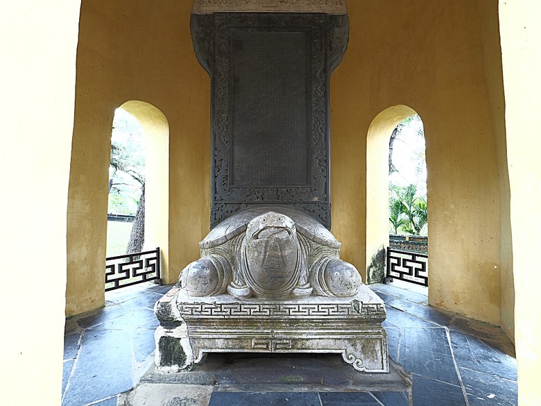 順化皇城(Kinh thành Huế)、啟定皇陵(Lăng Khải Định)、靈姥寺(天姥寺) (Chùa Thiên Mụ)、線香民俗文化村(Incense Village)、皇帝宮廷宴,附掛峴港 AU LAC BEACH海鮮餐廳 — 2025年越南峴港、會安、美山、順化、巴拿山太陽世界六日歷史文化及遊樂園之旅 第五回