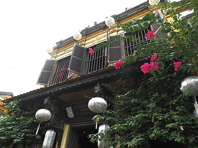 會安古鎮 (來遠橋、Faifo Coffee、華人會館群)、會安夜市、在地美食HOME Hoi An 餐廳、秋盆河乘船放水燈 — 2025年越南峴港、會安、美山、順化、巴拿山 — 聯合國世界文化遺產及遊樂園之六日悠遊 第一回