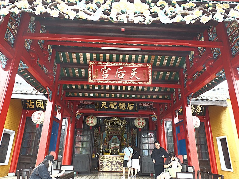 會安古鎮 (來遠橋、Faifo Coffee、華人會館群)、會安夜市、在地美食HOME Hoi An 餐廳、秋盆河乘船放水燈 — 2025年越南峴港、會安、美山、順化、巴拿山 — 聯合國世界文化遺產及遊樂園之六日悠遊 第一回