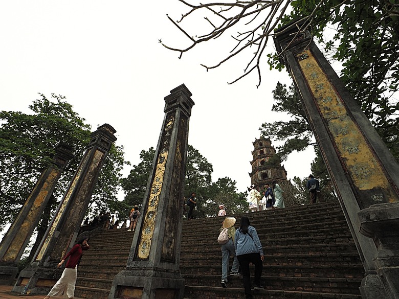順化皇城(Kinh thành Huế)、啟定皇陵(Lăng Khải Định)、靈姥寺(天姥寺) (Chùa Thiên Mụ)、線香民俗文化村(Incense Village)、皇帝宮廷宴,附掛峴港 AU LAC BEACH海鮮餐廳 — 2025年越南峴港、會安、美山、順化、巴拿山太陽世界六日歷史文化及遊樂園之旅 第五回