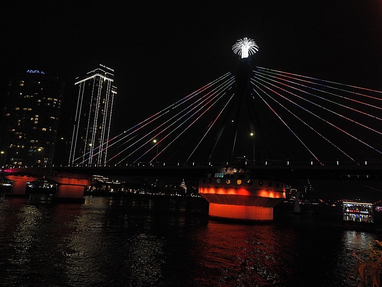 峴港市區 峴港大教堂、峴港博物館、漢市場、SOAN HA換匯、BANH MI越南法國麵包(午餐)、Banh Xeo Ba Tuyet (晚餐) 、SPA和按摩、My Xuan Cruise 遊輪夜遊峴港瀚江、龍橋噴火與山茶夜市、GO! Đà Nẵng量販店 — 2025年越南峴港、會安、美山、順化、巴拿山太陽世界六日歷史文化及遊樂園之旅 第七回