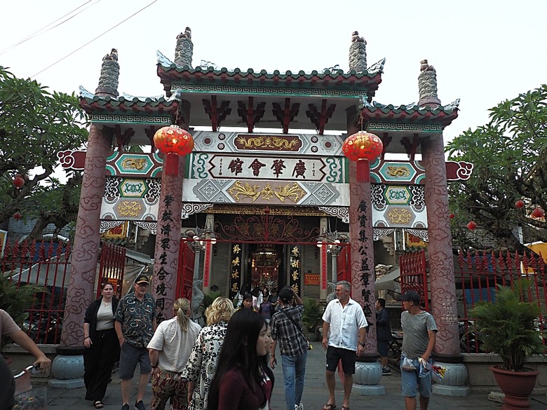 會安古鎮 (來遠橋、Faifo Coffee、華人會館群)、會安夜市、在地美食HOME Hoi An 餐廳、秋盆河乘船放水燈 — 2025年越南峴港、會安、美山、順化、巴拿山 — 聯合國世界文化遺產及遊樂園之六日悠遊 第一回
