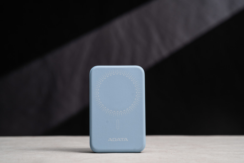 【開箱測試】ADATA 威剛 R050 5000mAh 20W 無線磁吸快充 繼續走平價路線