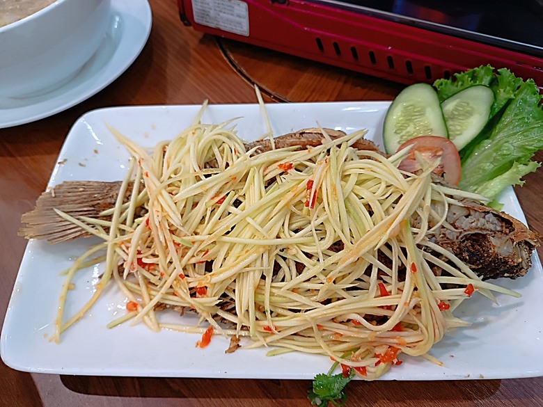 順化皇城(Kinh thành Huế)、啟定皇陵(Lăng Khải Định)、靈姥寺(天姥寺) (Chùa Thiên Mụ)、線香民俗文化村(Incense Village)、皇帝宮廷宴,附掛峴港 AU LAC BEACH海鮮餐廳 — 2025年越南峴港、會安、美山、順化、巴拿山太陽世界六日歷史文化及遊樂園之旅 第五回