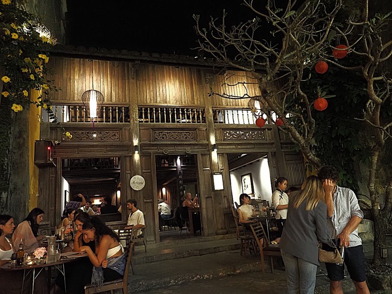 會安古鎮 (來遠橋、Faifo Coffee、華人會館群)、會安夜市、在地美食HOME Hoi An 餐廳、秋盆河乘船放水燈 — 2025年越南峴港、會安、美山、順化、巴拿山 — 聯合國世界文化遺產及遊樂園之六日悠遊 第一回