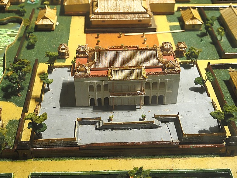 順化皇城(Kinh thành Huế)、啟定皇陵(Lăng Khải Định)、靈姥寺(天姥寺) (Chùa Thiên Mụ)、線香民俗文化村(Incense Village)、皇帝宮廷宴，附掛峴港 AU LAC BEACH海鮮餐廳 — 2025年越南峴港、會安、美山、順化、巴拿山太陽世界六日歷史文化及遊樂園之旅 第五回