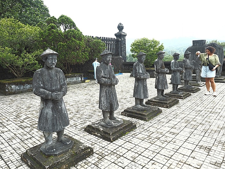 順化皇城(Kinh thành Huế)、啟定皇陵(Lăng Khải Định)、靈姥寺(天姥寺) (Chùa Thiên Mụ)、線香民俗文化村(Incense Village)、皇帝宮廷宴,附掛峴港 AU LAC BEACH海鮮餐廳 — 2025年越南峴港、會安、美山、順化、巴拿山太陽世界六日歷史文化及遊樂園之旅 第五回