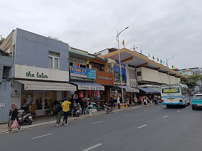 峴港市區 峴港大教堂、峴港博物館、漢市場、SOAN HA換匯、BANH MI越南法國麵包(午餐)、Banh Xeo Ba Tuyet (晚餐) 、SPA和按摩、My Xuan Cruise 遊輪夜遊峴港瀚江、龍橋噴火與山茶夜市、GO! Đà Nẵng量販店 — 2025年越南峴港、會安、美山、順化、巴拿山太陽世界六日歷史文化及遊樂園之旅 第七回