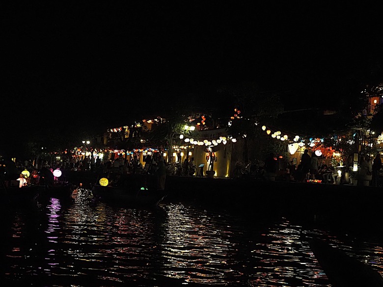 會安古鎮 (來遠橋、Faifo Coffee、華人會館群)、會安夜市、在地美食HOME Hoi An 餐廳、秋盆河乘船放水燈 — 2025年越南峴港、會安、美山、順化、巴拿山 — 聯合國世界文化遺產及遊樂園之六日悠遊 第一回