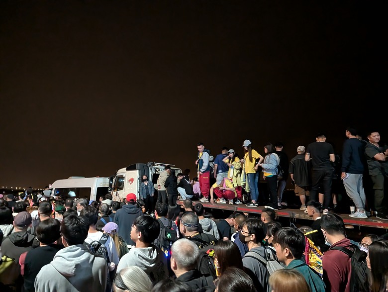 點我看大圖 2025 繞境大白 大甲媽繞境 一起追女神 熱血熬夜12小時