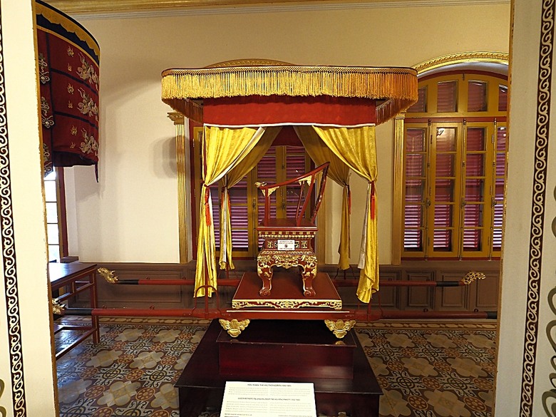 順化皇城(Kinh thành Huế)、啟定皇陵(Lăng Khải Định)、靈姥寺(天姥寺) (Chùa Thiên Mụ)、線香民俗文化村(Incense Village)、皇帝宮廷宴,附掛峴港 AU LAC BEACH海鮮餐廳 — 2025年越南峴港、會安、美山、順化、巴拿山太陽世界六日歷史文化及遊樂園之旅 第五回