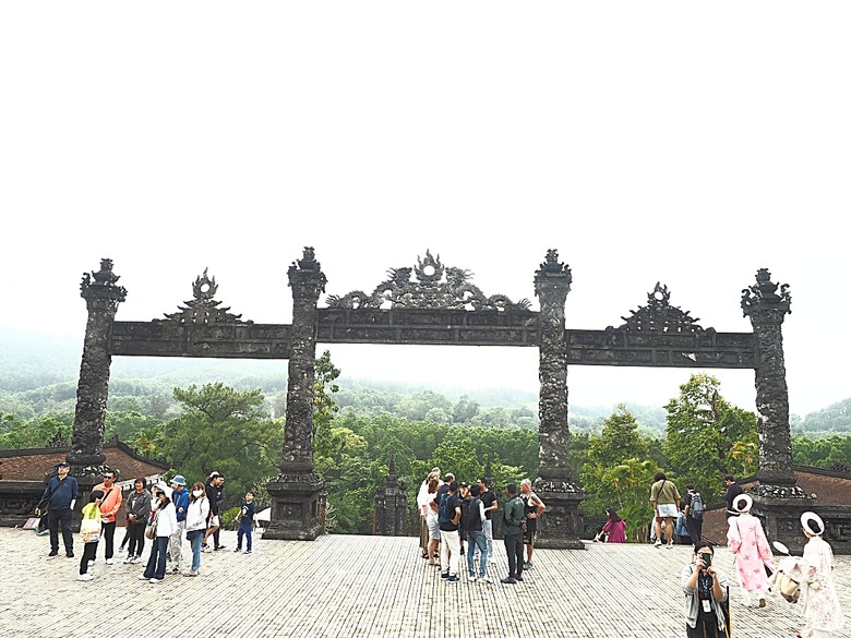順化皇城(Kinh thành Huế)、啟定皇陵(Lăng Khải Định)、靈姥寺(天姥寺) (Chùa Thiên Mụ)、線香民俗文化村(Incense Village)、皇帝宮廷宴,附掛峴港 AU LAC BEACH海鮮餐廳 — 2025年越南峴港、會安、美山、順化、巴拿山太陽世界六日歷史文化及遊樂園之旅 第五回
