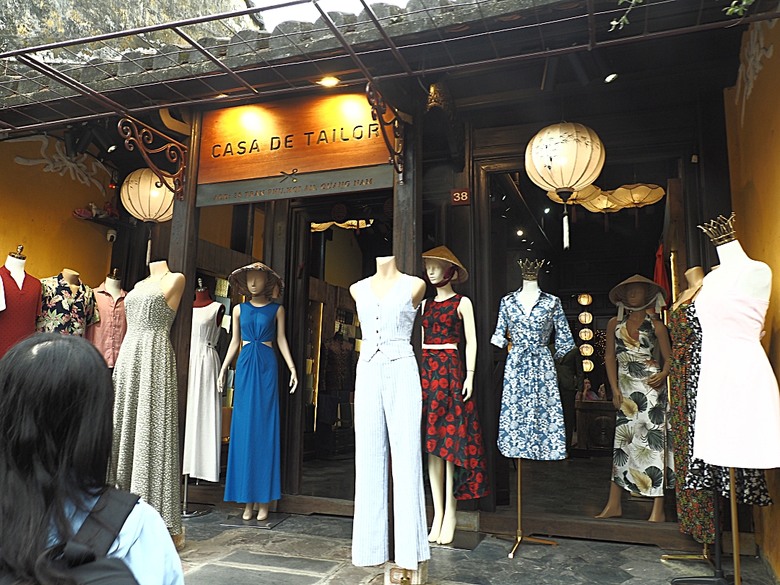 會安古鎮 (來遠橋、Faifo Coffee、華人會館群)、會安夜市、在地美食HOME Hoi An 餐廳、秋盆河乘船放水燈 — 2025年越南峴港、會安、美山、順化、巴拿山 — 聯合國世界文化遺產及遊樂園之六日悠遊 第一回