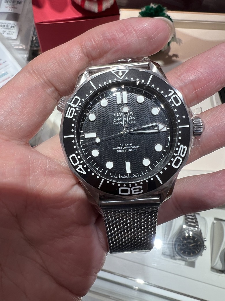 開箱分享 銀灰不鏽鋼面盤Seamaster 300海馬，醜帥的代表