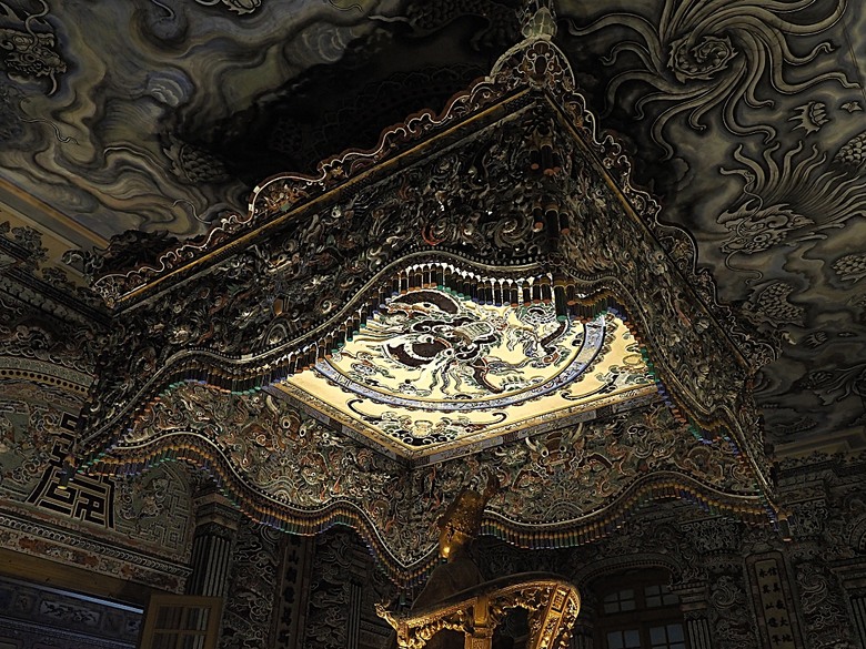 順化皇城(Kinh thành Huế)、啟定皇陵(Lăng Khải Định)、靈姥寺(天姥寺) (Chùa Thiên Mụ)、線香民俗文化村(Incense Village)、皇帝宮廷宴，附掛峴港 AU LAC BEACH海鮮餐廳 — 2025年越南峴港、會安、美山、順化、巴拿山太陽世界六日歷史文化及遊樂園之旅 第五回