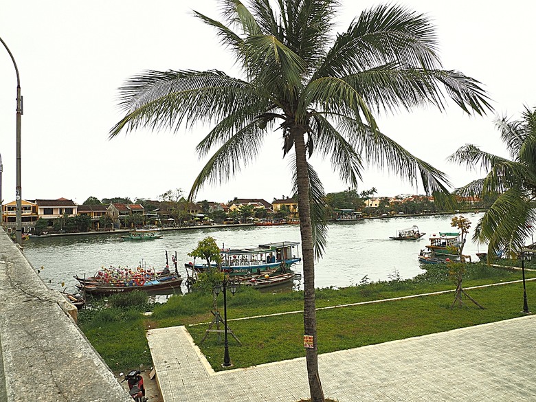 會安古鎮 (來遠橋、Faifo Coffee、華人會館群)、會安夜市、在地美食HOME Hoi An 餐廳、秋盆河乘船放水燈 — 2025年越南峴港、會安、美山、順化、巴拿山 — 聯合國世界文化遺產及遊樂園之六日悠遊 第一回