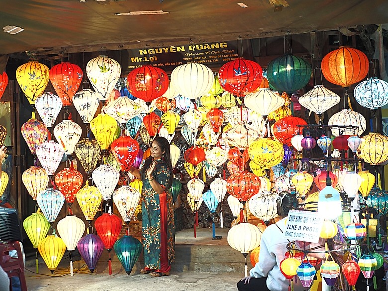 會安古鎮 (來遠橋、Faifo Coffee、華人會館群)、會安夜市、在地美食HOME Hoi An 餐廳、秋盆河乘船放水燈 — 2025年越南峴港、會安、美山、順化、巴拿山 — 聯合國世界文化遺產及遊樂園之六日悠遊 第一回