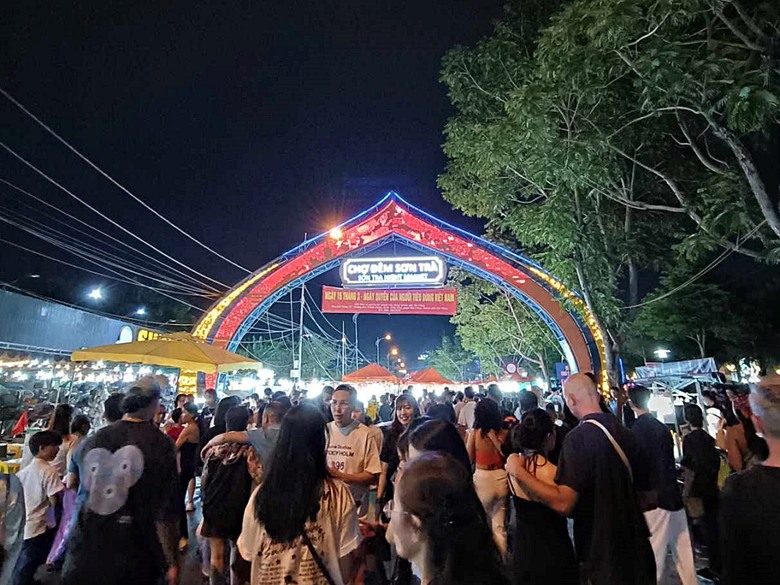 峴港市區 峴港大教堂、峴港博物館、漢市場、SOAN HA換匯、BANH MI越南法國麵包(午餐)、Banh Xeo Ba Tuyet (晚餐) 、SPA和按摩、My Xuan Cruise 遊輪夜遊峴港瀚江、龍橋噴火與山茶夜市、GO! Đà Nẵng量販店 — 2025年越南峴港、會安、美山、順化、巴拿山太陽世界六日歷史文化及遊樂園之旅 第七回