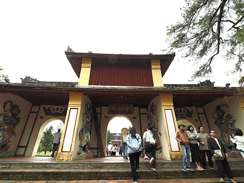 順化皇城(Kinh thành Huế)、啟定皇陵(Lăng Khải Định)、靈姥寺(天姥寺) (Chùa Thiên Mụ)、線香民俗文化村(Incense Village)、皇帝宮廷宴,附掛峴港 AU LAC BEACH海鮮餐廳 — 2025年越南峴港、會安、美山、順化、巴拿山太陽世界六日歷史文化及遊樂園之旅 第五回